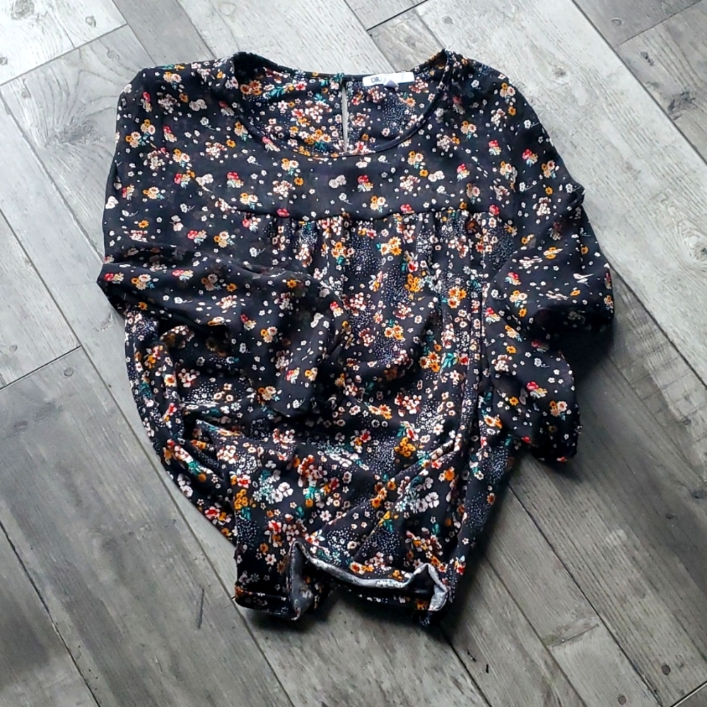 Cute long sleeve blouse.